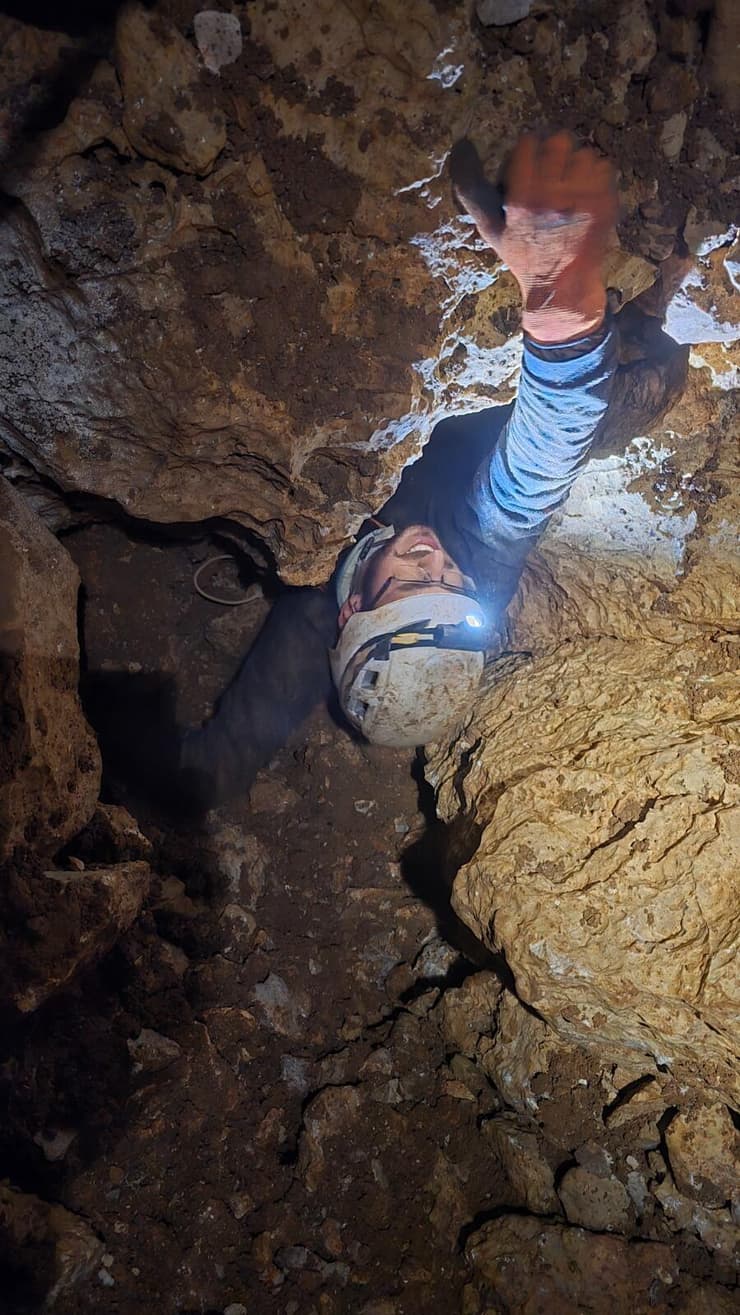 תנועה במערה במעברים צרים בין סלעים גדולים