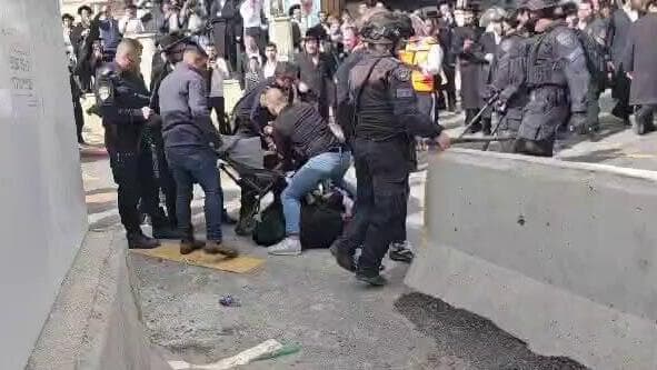 עם עגלות תינוק: עימותים אלימים בין שוטרים לחרדים בירושלים 