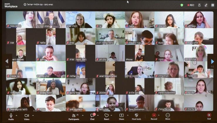 הנשיא יצחק הרצוג מפתיע תלמידים ברחבי הארץ בשיעורים בזום