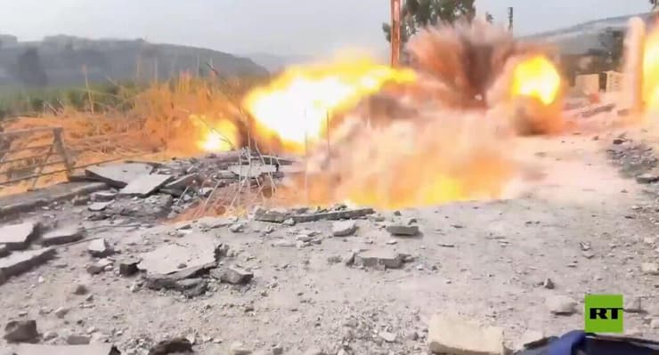 תיעוד: תקיפה בדרום לבנון בזמן דיווח של הכתב RT