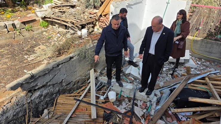 מבקר המדינה סייר בבית שנפגע מטיל בצפון במהלך סיור שערך