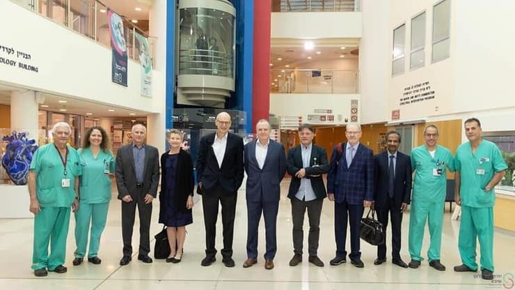 פרופ' עמיר לרמן (שלישי משמאל) יחד עם צוות הרופאים הבכירים של מאיו קליניק. התמונה צולמה במרכז הלב חזה וכלי דם של שיבא במפגש מאיו קליניק-שיבא החמישי
