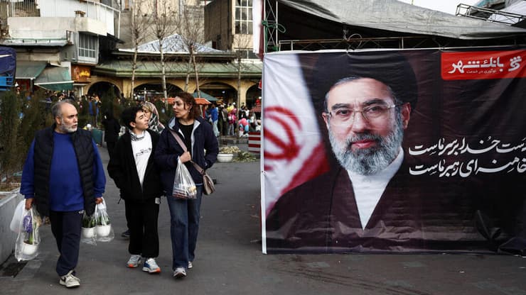 תמונתו של המנהיג העליון החדש של איראן מוג'תבא חמינאי בשוק בטהרן
