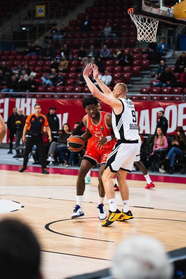 קלע בלי הפסקה בצבע. אוטורו (צילום: הפועל "IBI" תל אביב) שחקן הפועל ת"א דן אוטורו