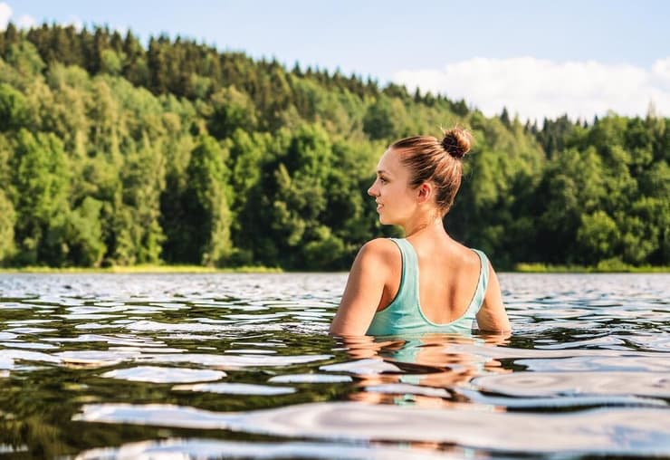 אגם פינלנדי ביום קיץ נעים