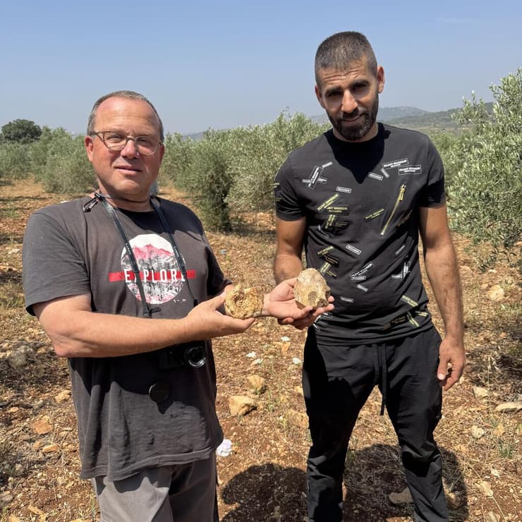 פרופ' ברקאי ושלאעטה לאחר שמצאו אבן יד משולבת בתפוח אליהו