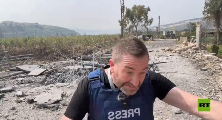 תיעוד: תקיפה בדרום לבנון בזמן דיווח של הכתב RT