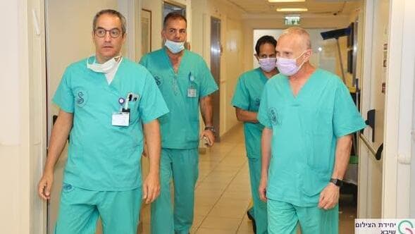 פרופ' עמיר לרמן (מימין) במעבדת הצנתורים בשיבא במפגש מאיו קליניק-שיבא