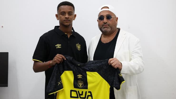 ברק אברמוב ונועם מוצ'ה במעמד החתימה