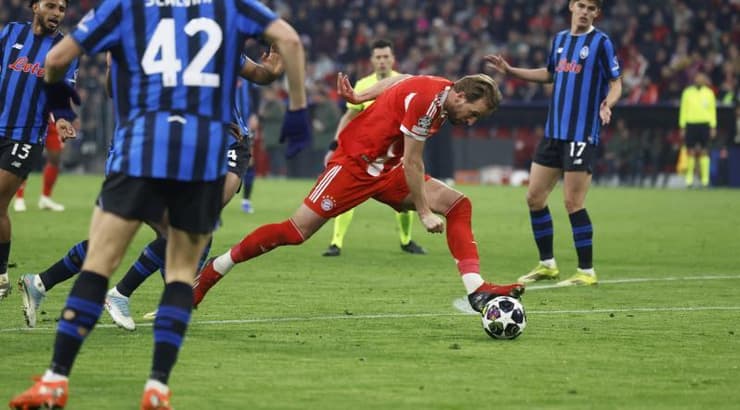 הארי קיין בועט לרשת