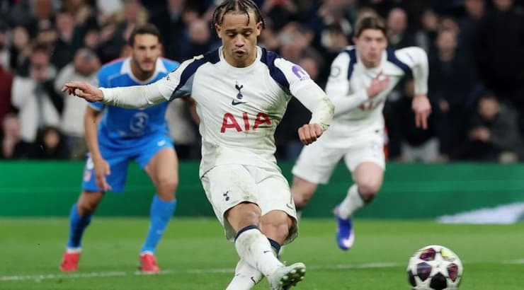 צ'אבי סימונס בועט את הפנדל