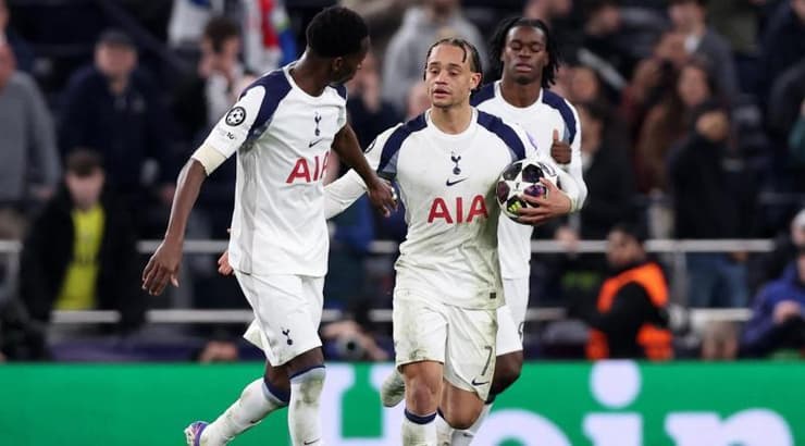 צ'אבי סימונס ממהר להחזיר את הכדור