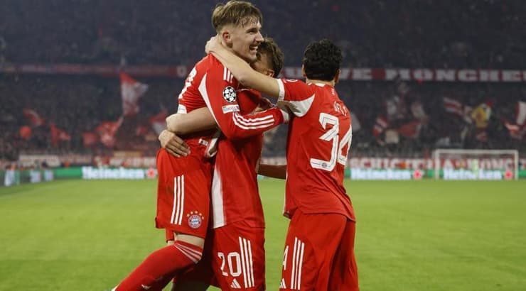 שחקני באיירן מינכן קופצים מאושר עם לנארט קארל