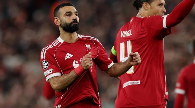 מוחמד סלאח מחזיק את הסמל