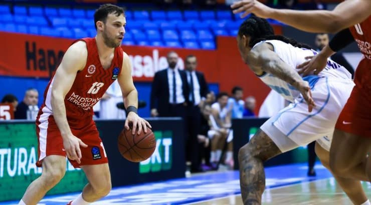 רועי הובר עם הכדור