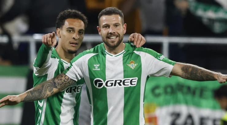 אייטור רויבאל חוגג עם אנתוני