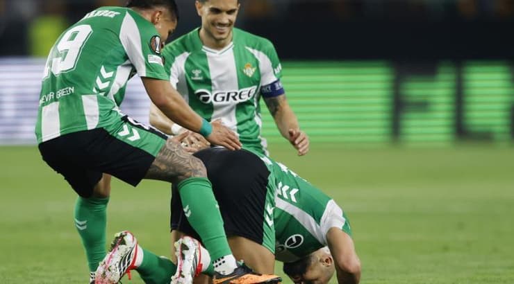 שחקני בטיס חוגגים עם סופיאן אמרבאט