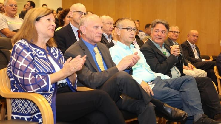 משמאל לימין: ד"ר לילך לרמן, פרופ' עמיר לרמן, פרופ' ארנון אפק ופרופ' אהוד רענני במפגש מאיו קליניק-שיבא השישי