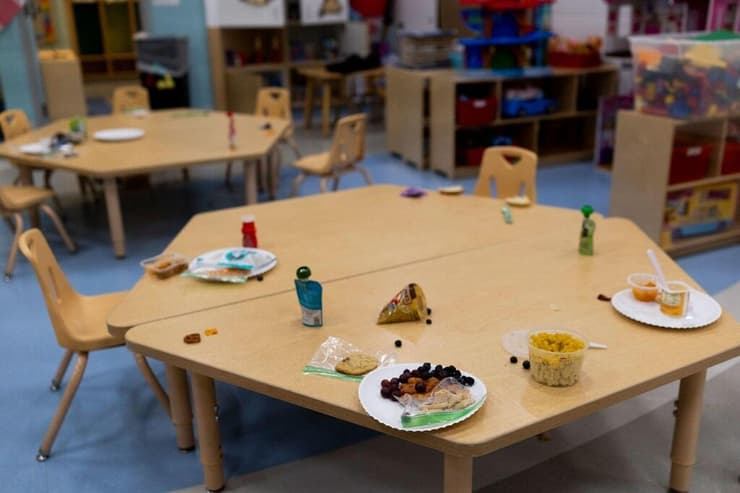 הצלחות עדיין על השולחן במתחם הילדים   