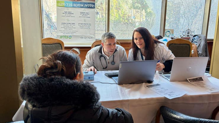 ד״ר ליפשיץ והאחות תמר לאופר במרפאה שהוקמה במלון בירושלים. ממשיכים את הקשר והמעקב גם בימי חירום (צילום: דוברות כללית מחוז ירושלים) ד״ר ליפשיץ והאחות תמר לאופר במרפאה שהוקמה במלון בירושלים. ממשיכים את הקשר והמעקב גם בימי חירום