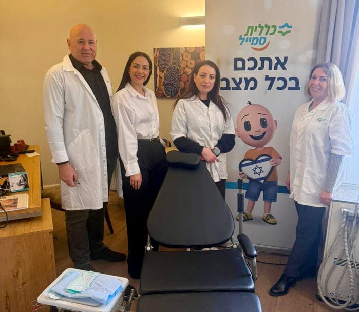 צוות כללית סמייל במלון המפונים (צילום: דוברות כללית מחוז ירושלים) צוות כללית סמייל במלון המפונים