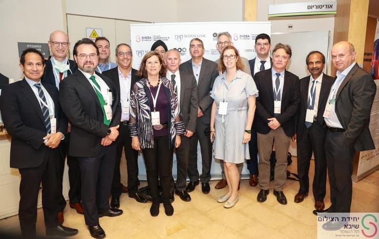 פרופ' עמיר לרמן יחד עם פרופ' יצחק קרייס, מנהל המרכז הרפואי שיבא, עם צוות הרופאים של מאיו קליניק 