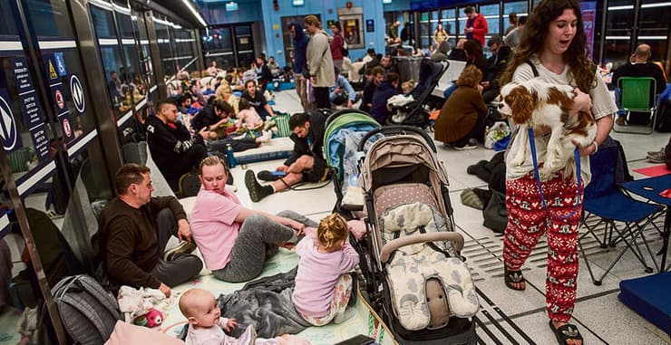 תושבים מוצאים מחסה מהטילים בתחנה של הרכבת הקלה בתל־אביב