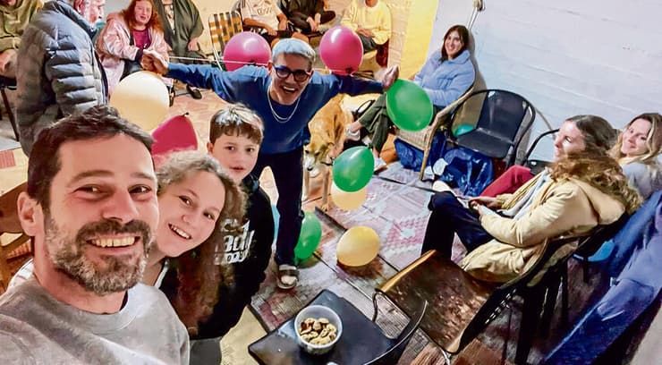 אופיר חבקין חוגג עם הילדים יום הולדת 50 במקלט
