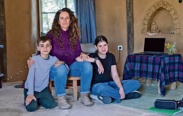 מיכל מילגרום עם בנה שחר ואחייניתה יעל במושב תלמי יוסף. "מפגש של שרוטים"