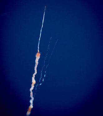 יירוט בשמי ישראל. המערכות הישראליות והאמריקאיות מדברות בזמן אמת כדי להחליט מי יורה על איזה טיל ולמנוע בזבוז מיירטים (גיל נחושתן) יירוט בשמי ישראל. המערכות הישראליות והאמריקאיות מדברות בזמן אמת כדי להחליט מי יורה על איזה טיל ולמנוע בזבוז מיירטים