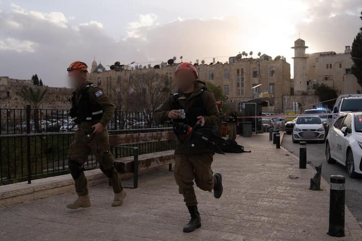 כוחות פיקוד העורף פועלים בשעות אלו בזירת הנפילה בעיר העתיקה בירושלים