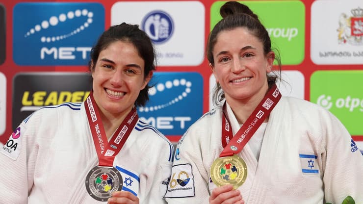 דרבי ישראלי היסטורי בגמר הסתיים בשתי מדליות כחול-לבן. תמנע נלסון-לוי עם ענבל שמש (צילום: Giorgi ARJEVANIDZE / AFP) הג'ודוקא הישראלית תמנע נלסון-לוי עם ענבל שמש