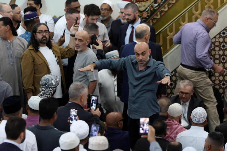 המהומה שפרצה בעת ביקורו של ראש ממשלת אוסטרליה אנתוני אלבניזי במסגד לאקמבה