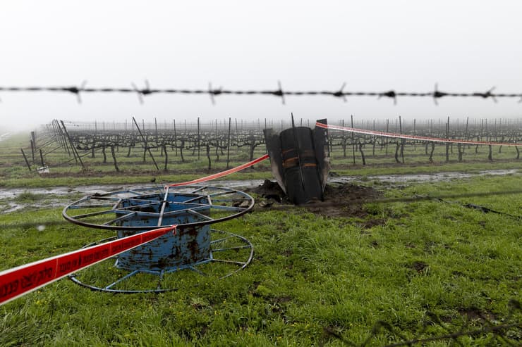 שברי טיל במטע ברמת הגולן (צילום: Amir Levy/Getty Images) שברי יירוט במטע ברמת הגולן