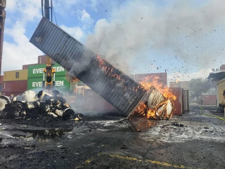 המכולות עדיין בוערות (צילום:כבאות הצלה מחוז חוף ) שריפה שפרצה בעקבות נפילת שבר יירוט במסוף לאחסון מכולות בחיפה