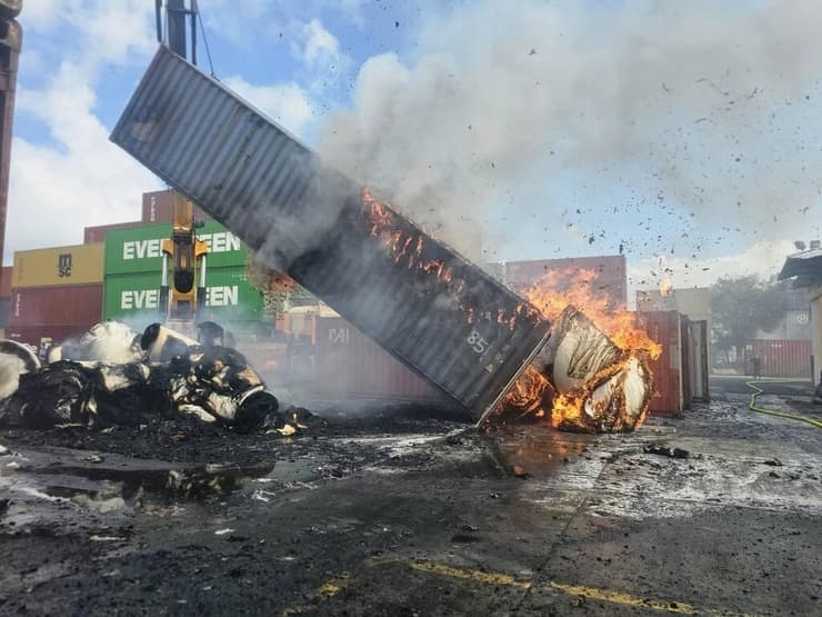 מכולות בחיפה נפגעו מטיל איראני (צילום:כבאות הצלה מחוז חוף ) שריפה שפרצה בעקבות נפילת שבר יירוט במסוף לאחסון מכולות בחיפה