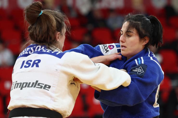 נלסון-לוי מול שמש (צילום: Giorgi ARJEVANIDZE / AFP) הג'ודוקא הישראלית תמנע נלסון-לוי מול ענבל שמש