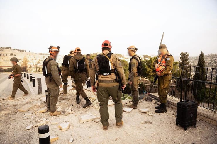 כוחות פיקוד העורף פועלים בשעות אלו בזירת הנפילה בעיר העתיקה בירושלים