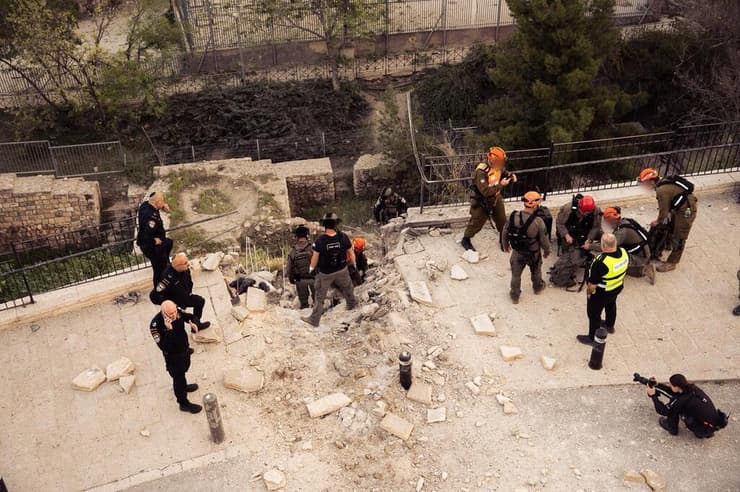 כוחות פיקוד העורף פועלים בשעות אלו בזירת הנפילה בעיר העתיקה בירושלים