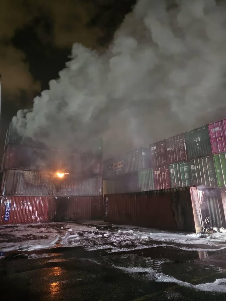 שריפה שפרצה בעקבות נפילת שבר יירוט במסוף לאחסון מכולות בחיפה