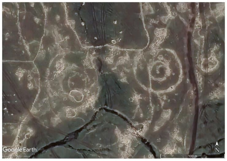 מעגלי אבן שזוהו ברמת הגולן בסקר אווירי (צילום: ד"ר מיכל בירקנפלד וד"ר אולגה חברובה) מעגלי אבן שזוהו ברמת הגולן בסקר אווירי