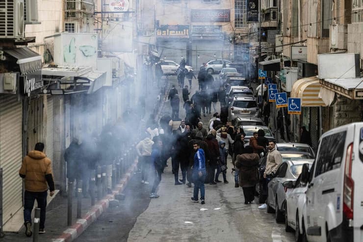 עימותים ב ירושלים מול מוסלמים שכניסתם ל מסגד אל-אקצא נחסמה ב חג עיד אל-פיטר