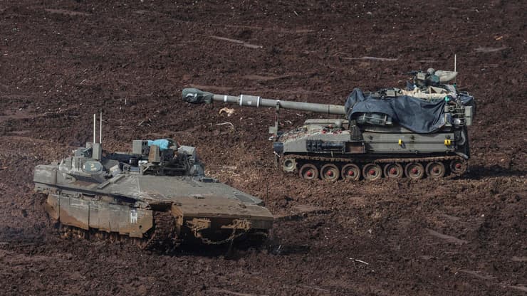 תומ"ת וטנק של צה"ל, באזור גבול לבנון (צילום: REUTERS/Tyrone Siu) טנקים של צה"ל ליד גבול לבנון