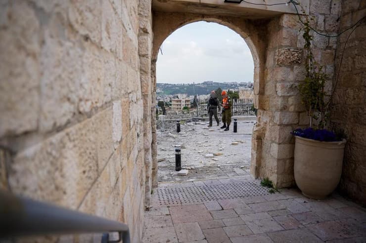 כוחות פיקוד העורף פועלים בשעות אלו בזירת הנפילה בעיר העתיקה בירושלים