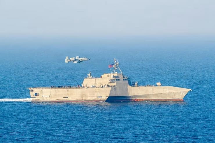 מטוס A-10 ת'נדרבולט של צבא ארה"ב לצד משחתת אמריקנית ב המפרץ הפרסי ב-2 בפברואר