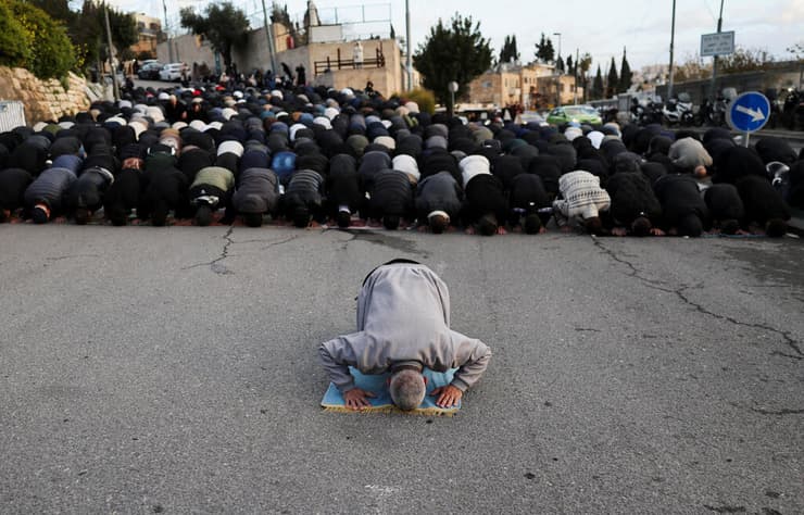 מוסלמים מתפללים ב ירושלים אחרי שכניסתם ל מסגד אל-אקצא נחסמה ב חג עיד אל-פיטר
