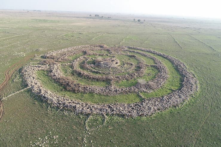 מעגל האבן רוג'ם אל-הירי ברמת הגולן (צילום: יעקב שמידט ואלכס ויגמן, רשות העתיקות) מעגל האבן רוג'ם אל-הירי ברמת הגולן
