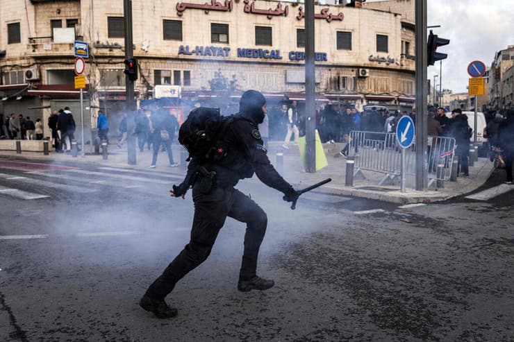 עימותים ב ירושלים מול מוסלמים שכניסתם ל מסגד אל-אקצא נחסמה ב חג עיד אל-פיטר