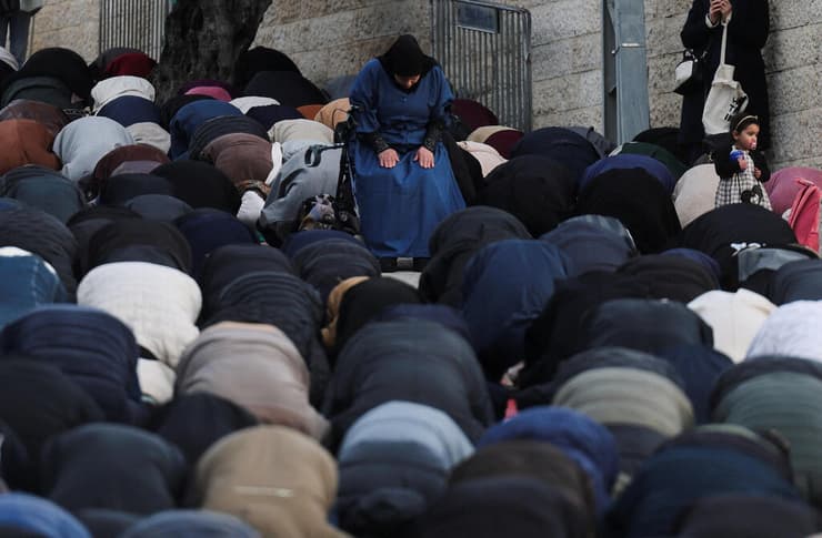 מוסלמים מתפללים ב ירושלים אחרי שכניסתם ל מסגד אל-אקצא נחסמה ב חג עיד אל-פיטר