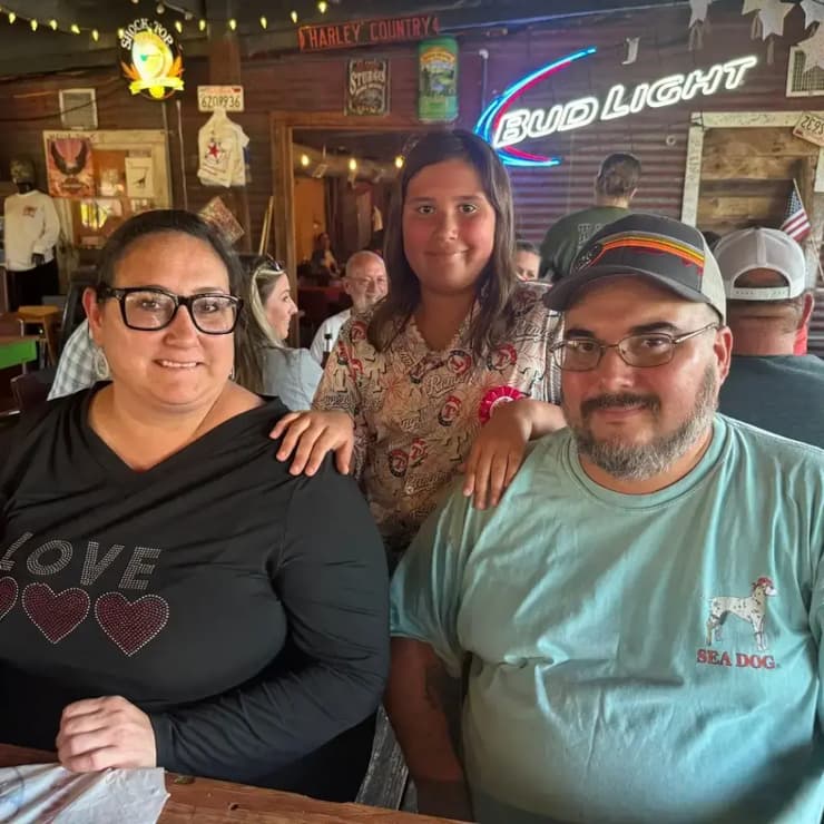 ג'קלין בלקוול, ילדה בת תשע מטקסס, מתה באתגר העילפון. בתמונה, עם הוריה וונדי וקרטיס